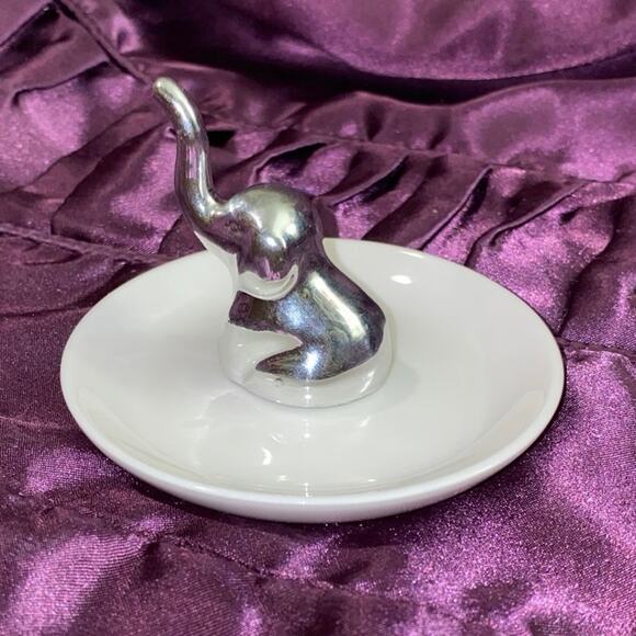 Baby Elephant Ceramic WHITE SILVER Sitting ELEPHANT TRINKET TRAY Ring Holder - Picture 8 of 9